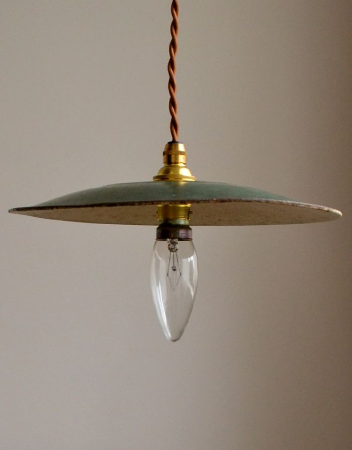 ペンダントライト　照明・ライティング　北欧スタイルにもオススメ、グリーンのエナメルランプシェード(ホーロー)（コード・シャンデリア球付き・ギャラリーなし）。【 シェードのサイズ 】直径23.5×高さ3cmコードは50、80cm以外にも、ご希望の長さで加工してお届けします。(d-781-z)