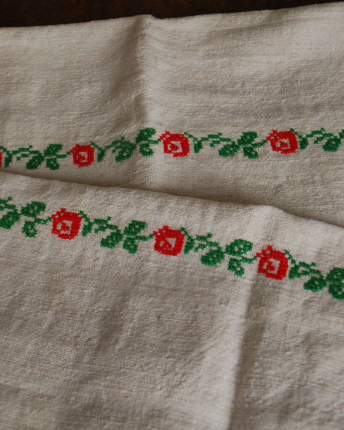 アンティーク 布製の雑貨　アンティーク雑貨　赤いローズの刺繍が可愛い、アンティーク リネンクロス。長さがあるので、キッチンの目隠しや、チェストやドレッサーの埃よけなど、可愛い刺繍を生かした使い道がたくさん！。(d-821-z)