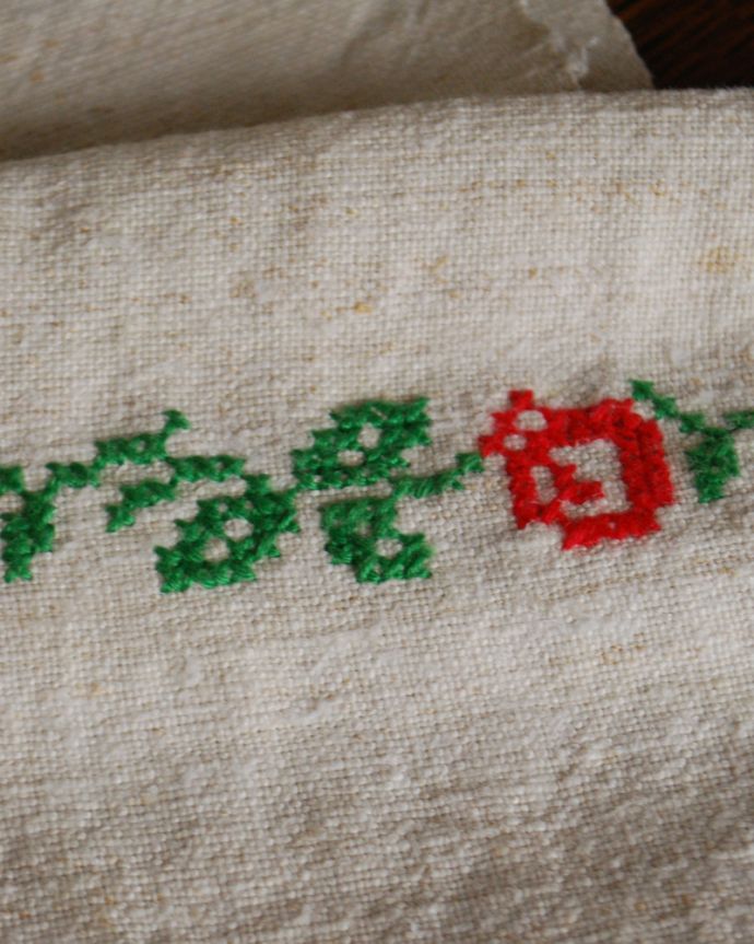 アンティーク 布製の雑貨　アンティーク雑貨　赤いローズの刺繍が可愛い、アンティーク リネンクロス。真っ赤なローズが可愛く手刺繍されています。(d-821-z)