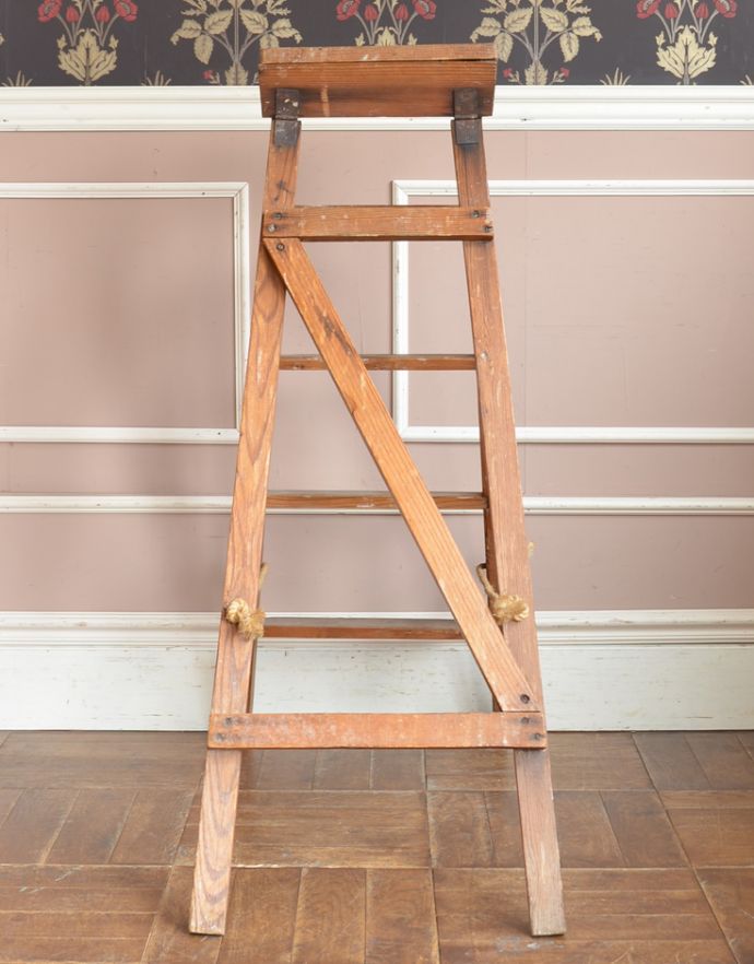 めずらしい家具 アンティーク家具 アンティークの家具、ディスプレイにピッタリのシンプルなステップラダー(脚立)。裏はこのように補強されています。(d-834-z-2)