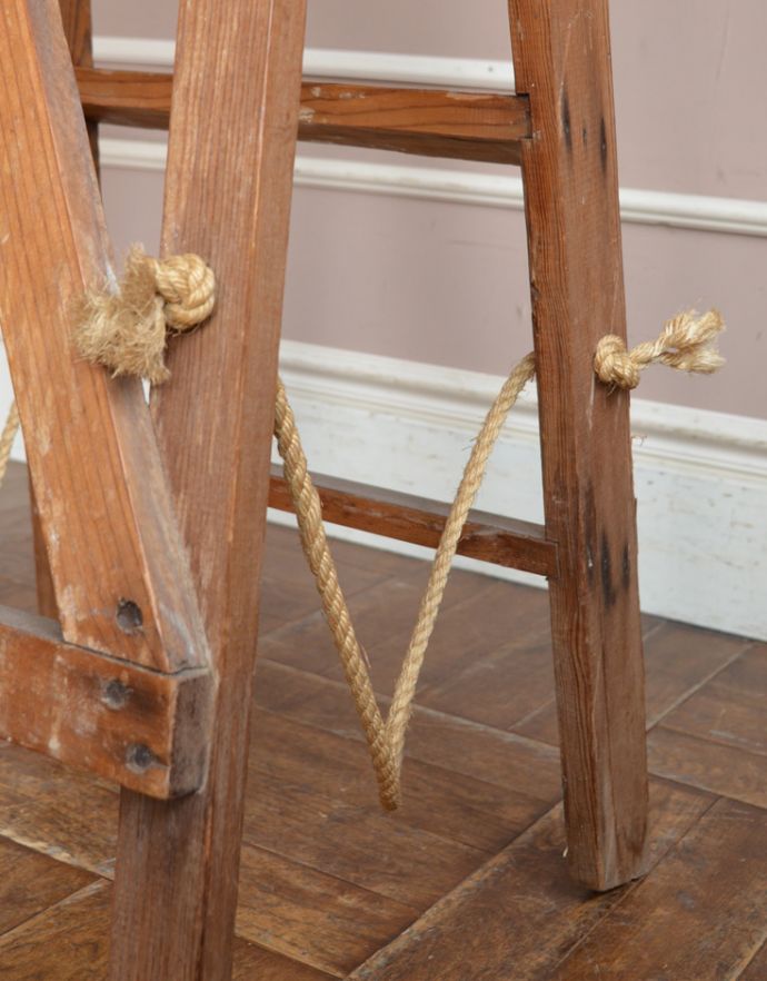 めずらしい家具 アンティーク家具 アンティークの家具、ディスプレイにピッタリのシンプルなステップラダー(脚立)。部品にロープが使われているところがアンティークらしくて可愛いです。(d-834-z-2)