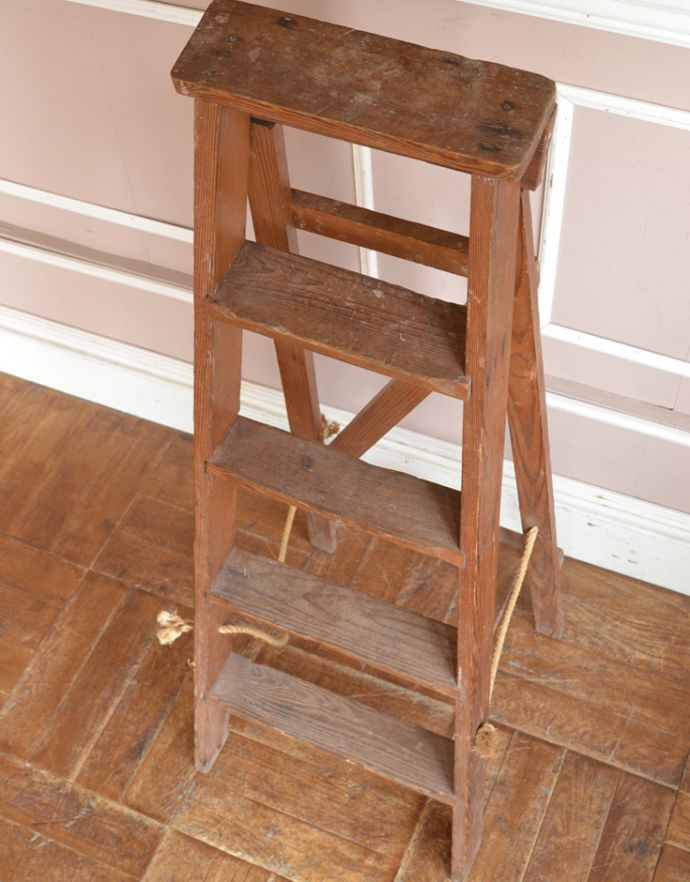 めずらしい家具 アンティーク家具 アンティークの家具、ディスプレイにピッタリのシンプルなステップラダー(脚立)。踏み板です。(d-834-z-2)