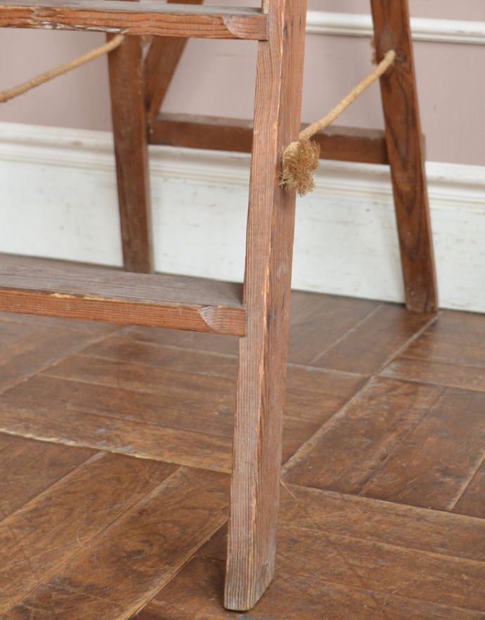 めずらしい家具 アンティーク家具 アンティークの家具、ディスプレイにピッタリのシンプルなステップラダー(脚立)。安定しています。(d-834-z-2)