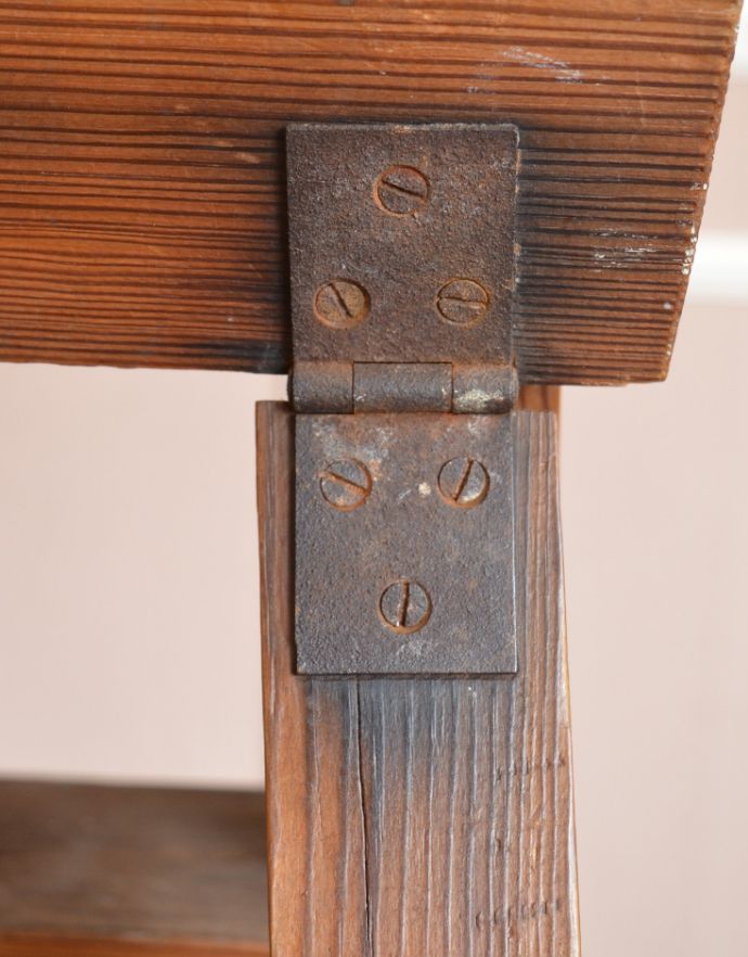 めずらしい家具 アンティーク家具 アンティークの家具、ディスプレイにピッタリのシンプルなステップラダー(脚立)。しっかりと金具で固定されています。(d-834-z-2)