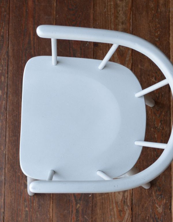 アンティーク チェア　シンプルなアンティークチェア、お子さま用のチャイルドチェア。角が丸く作られているので、小さいお子様がいるご家庭でも安心です。(d-839-c)