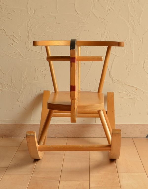 アンティーク チェア アンティークの可愛いチェア、子ども用のロッキングチェア(木馬)。前から見るとこんな感じ。(d-842-c)
