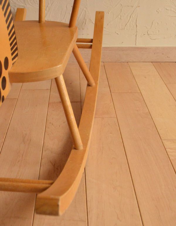 アンティーク チェア アンティークの可愛いチェア、子ども用のロッキングチェア(木馬)。キッズ用なので面取りもされています。(d-842-c)