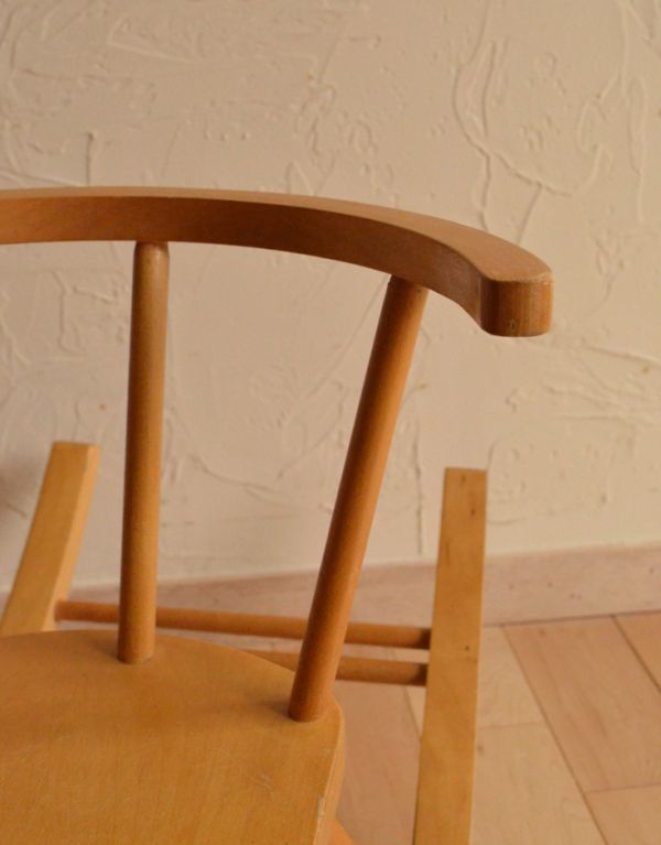 アンティーク チェア アンティークの可愛いチェア、子ども用のロッキングチェア(木馬)。子供が乗っても落ちないようにアームが付いています。(d-842-c)