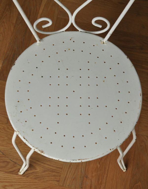 板座面 アンティーク チェア フランスから届いたアンティークチェア、アイアンのホワイトガーデンチェア。座面には模様のように穴が開いています。(d-844-c)