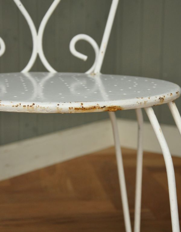 板座面 アンティーク チェア フランスから届いたアンティークチェア、アイアンのホワイトガーデンチェア。専門の職人によってお直ししていますが、アンティークは新品ではありません。(d-844-c)