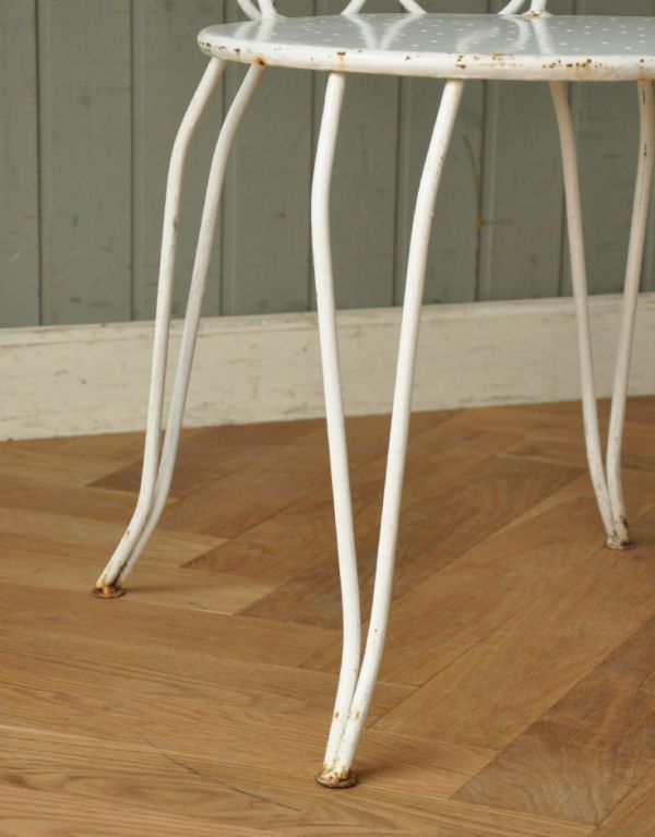 板座面 アンティーク チェア フランスから届いたアンティークチェア、アイアンのホワイトガーデンチェア。デザイン性のある脚です。(d-844-c)