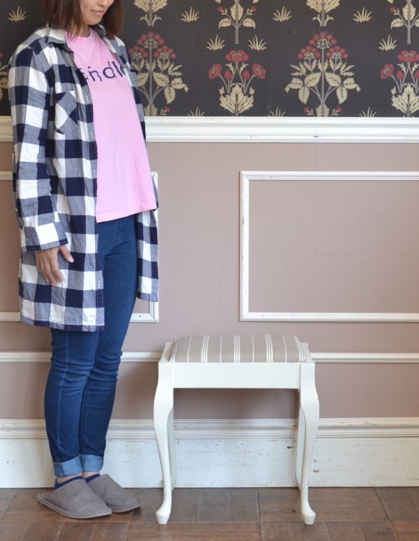 スツール・オットマン　アンティーク チェア　フレンチスタイルのアンティークチェア、布張りのホワイトスツール。飾っても使っても楽しめる椅子です。(d-850-c)