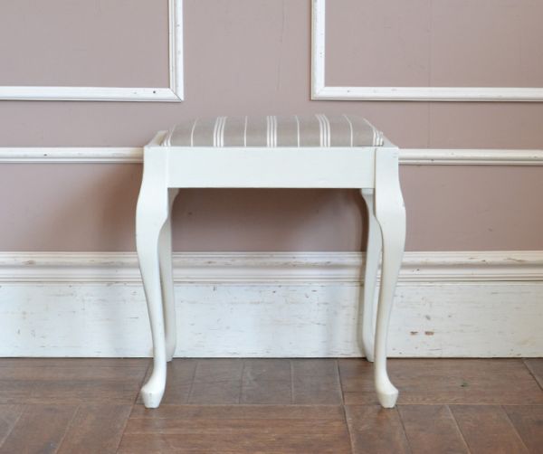 スツール・オットマン　アンティーク チェア　フレンチスタイルのアンティークチェア、布張りのホワイトスツール。手軽に使えるサイズが便利なチェアです。(d-850-c)