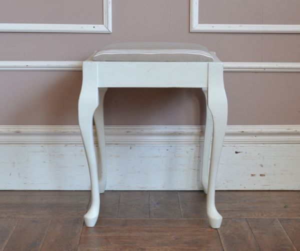 スツール・オットマン　アンティーク チェア　フレンチスタイルのアンティークチェア、布張りのホワイトスツール。サイドから見ても美しいです。(d-850-c)