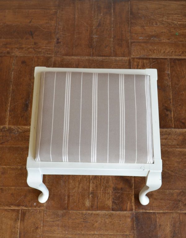 スツール・オットマン　アンティーク チェア　フレンチスタイルのアンティークチェア、布張りのホワイトスツール。大人っぽいストライプの生地です。(d-850-c)