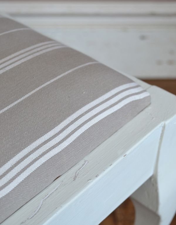 スツール・オットマン　アンティーク チェア　フレンチスタイルのアンティークチェア、布張りのホワイトスツール。キレイにメンテナンスしてあるので、安心してお使いください。(d-850-c)