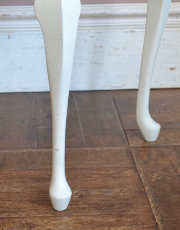 スツール・オットマン　アンティーク チェア　フレンチスタイルのアンティークチェア、布張りのホワイトスツール。メンテナンスをしっかりしているので、男性の方でも安心してお掛けください。(d-850-c)