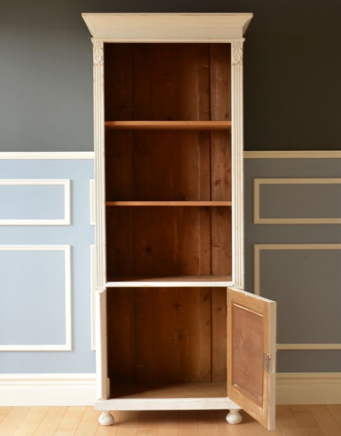 アンティークのキャビネット　アンティーク家具　フランスのアンティーク家具、ホワイトペイントのキャビネット 。棚板があるので、整理整頓がしやすいですよ。(d-853-f-1)