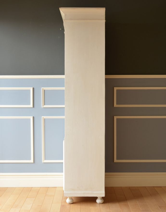 アンティークのキャビネット　アンティーク家具　フランスのアンティーク家具、ホワイトペイントのキャビネット 。 サイドもきれいにペイントされています。(d-853-f-1)