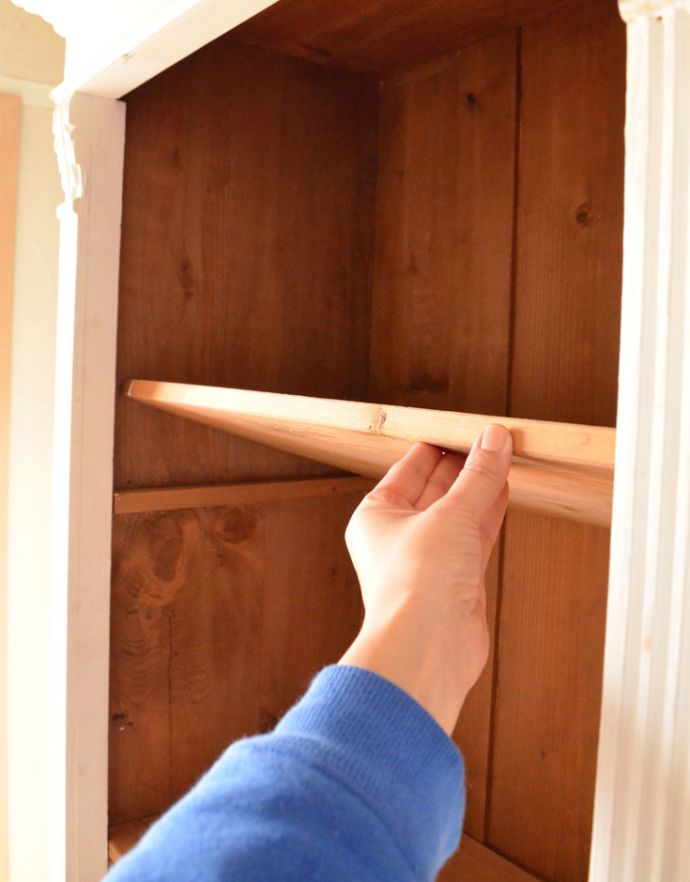 アンティークのキャビネット　アンティーク家具　フランスのアンティーク家具、ホワイトペイントのキャビネット 。 棚板があるので、整理整頓がしやすいですよ。(d-853-f-1)