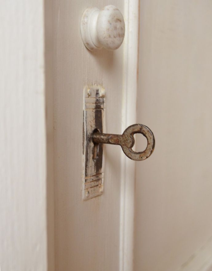 アンティークのキャビネット　アンティーク家具　フランスのアンティーク家具、ホワイトペイントのキャビネット 。風合いがいい感じの木製の取っ手。(d-853-f-1)