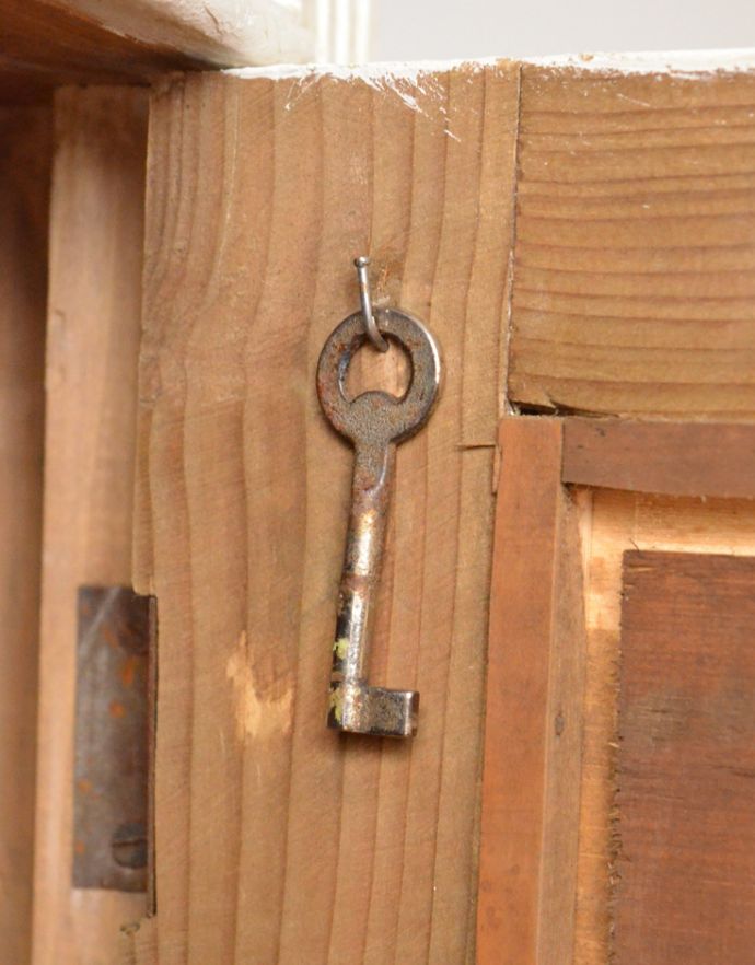 アンティークのキャビネット　アンティーク家具　フランスのアンティーク家具、ホワイトペイントのキャビネット 。 鍵はこのように引っ掛けて保管できます。(d-853-f-1)