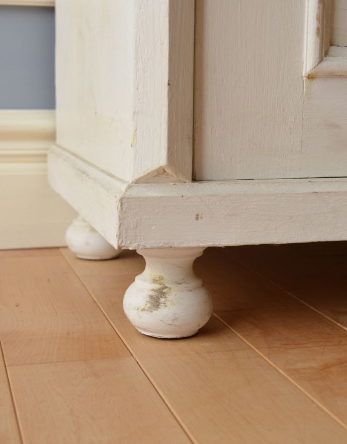 アンティークのキャビネット　アンティーク家具　フランスのアンティーク家具、ホワイトペイントのキャビネット 。玉ねぎ形の脚。(d-853-f-1)