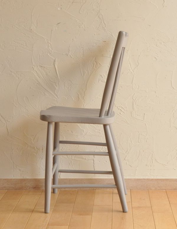 板座面 アンティーク チェア お洒落なアンティークチェア、ペイントの可愛いキッチンチェア(グレー)。横から眺めても・・おしゃれオーラが出ています。(d-857-c)