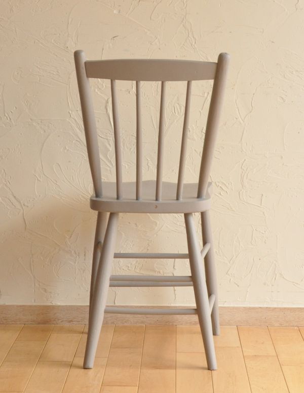 板座面 アンティーク チェア お洒落なアンティークチェア、ペイントの可愛いキッチンチェア(グレー)。お部屋に入ったときに、美しい後姿が見えるとにんまりしちゃいます!専門の職人によってお直ししていますが、アンティークは新品ではありません。(d-857-c)