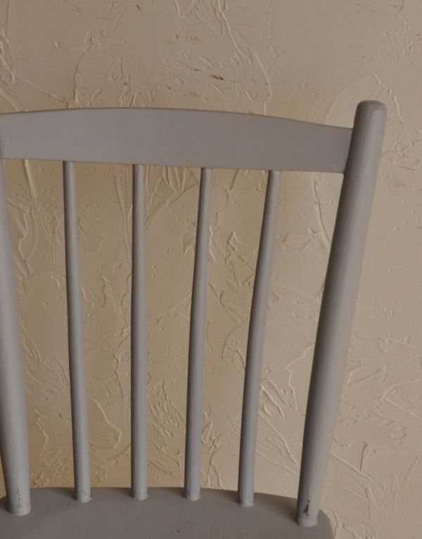 板座面 アンティーク チェア お洒落なアンティークチェア、ペイントの可愛いキッチンチェア(グレー)。まっすぐなラインがキレイな背もたれが美しい。(d-857-c)