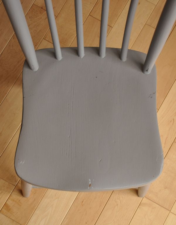 板座面 アンティーク チェア お洒落なアンティークチェア、ペイントの可愛いキッチンチェア(グレー)。角が丸く作られているので、小さいお子様がいるご家庭でも安心です。(d-857-c)