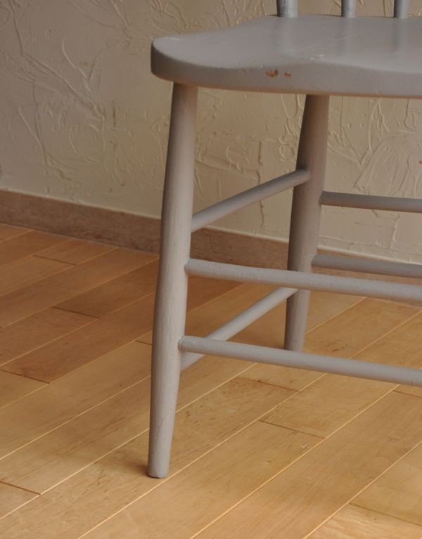 板座面 アンティーク チェア お洒落なアンティークチェア、ペイントの可愛いキッチンチェア(グレー)。メンテナンスをしっかりしているので大柄な男性でも安心してお掛けください。(d-857-c)