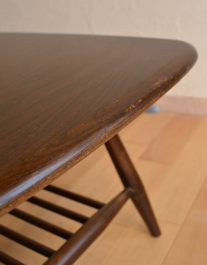 アーコールの家具　アンティーク家具　ヴィンテージのアーコール家具、リビングのコーヒーテーブル（ダーク）。角が丸いので安心です。(d-862-f-2)