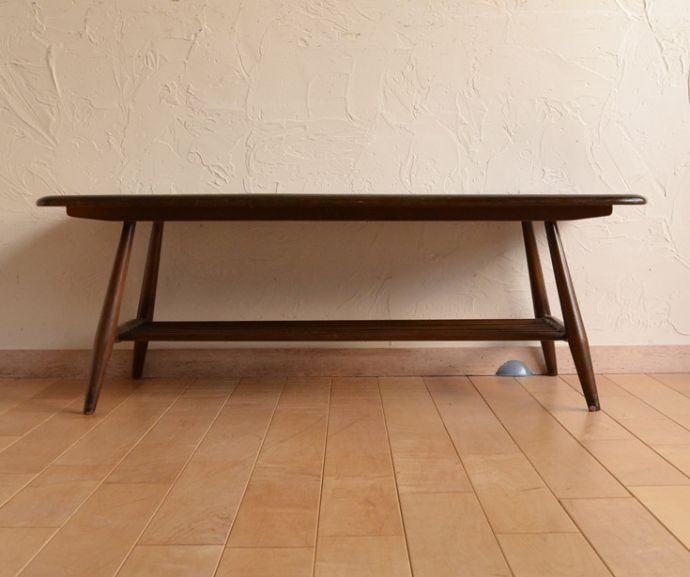 アーコールの家具　アンティーク家具　ヴィンテージのアーコール家具、リビングのコーヒーテーブル（ダーク）。ちょっと一息。(d-862-f-2)