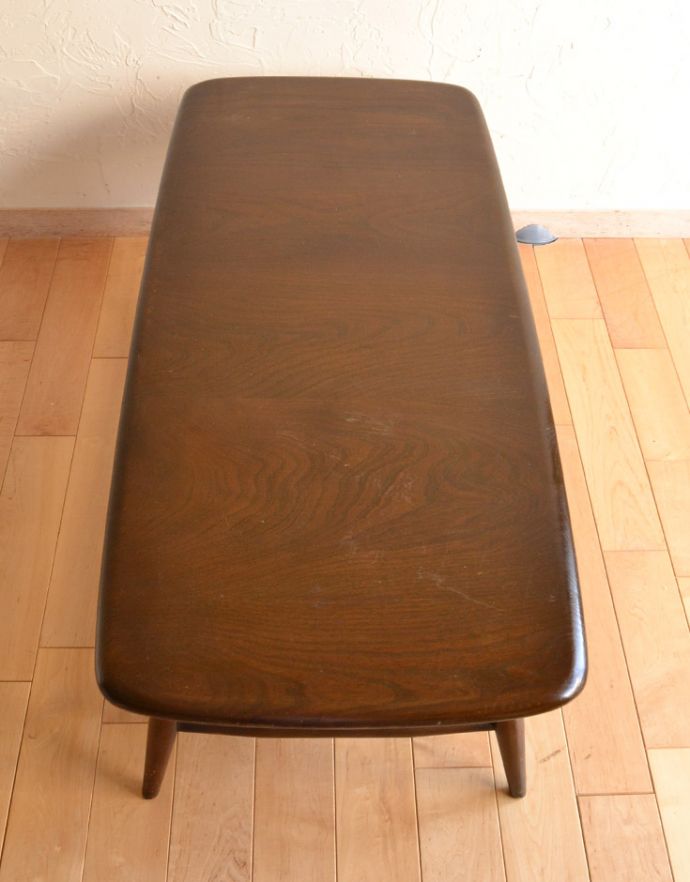 アーコールの家具　アンティーク家具　ヴィンテージのアーコール家具、リビングのコーヒーテーブル（ダーク）。天板の木目も美しいです。(d-862-f-2)