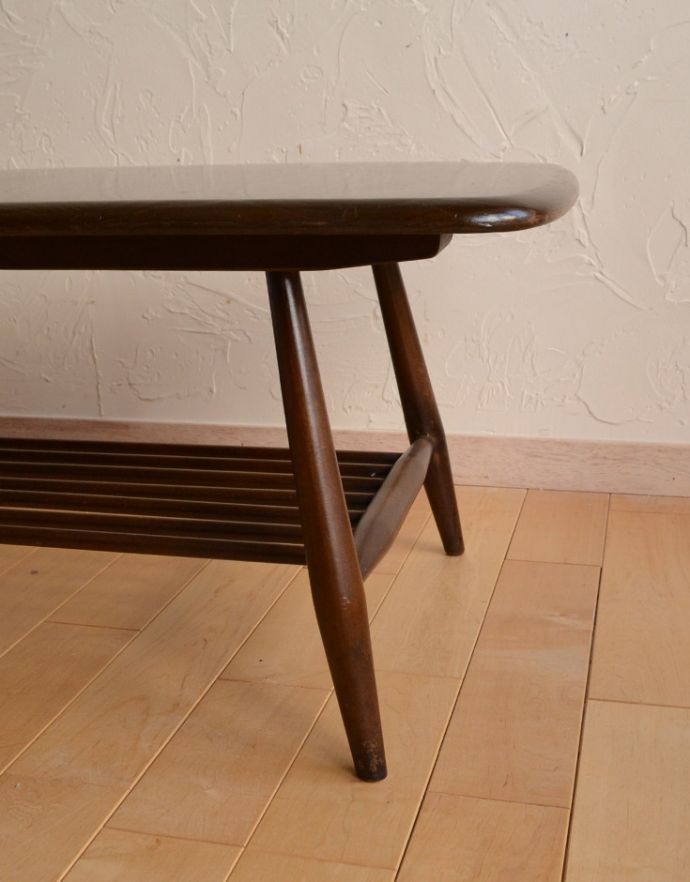 アーコールの家具　アンティーク家具　ヴィンテージのアーコール家具、リビングのコーヒーテーブル（ダーク）。ハの字に開いた脚が可愛いアーコール。(d-862-f-2)