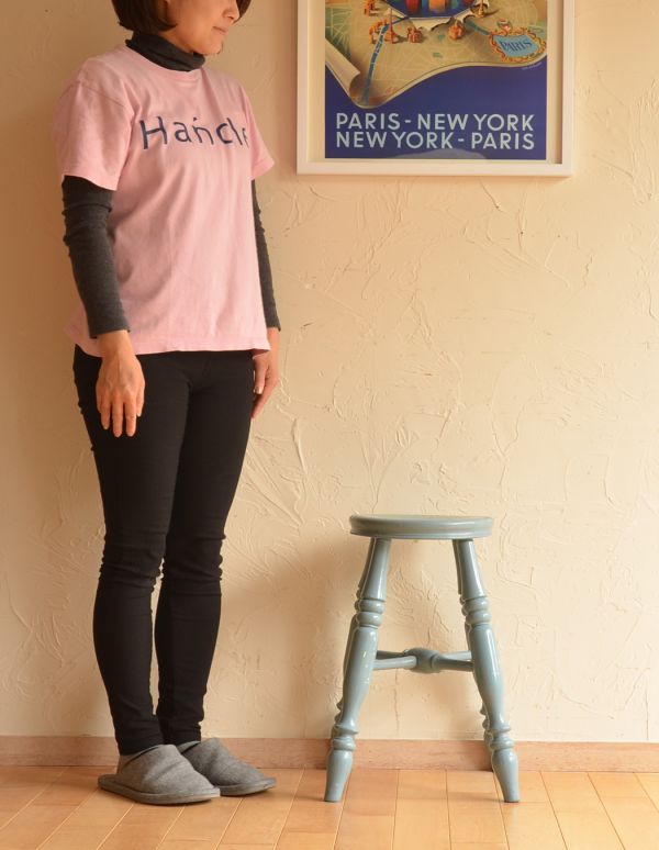 板座面 アンティーク チェア ペイントの可愛いアンティークスツール、パステルカラーがフレンチスタイルのアクセント。座るだけではなく、グリーンやバスケットなどを置くディスプレイ台としてもお使い頂けます。(d-864-c)