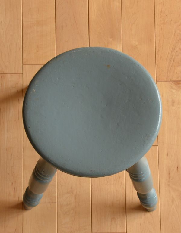 板座面 アンティーク チェア ペイントの可愛いアンティークスツール、パステルカラーがフレンチスタイルのアクセント。角が丸いので、小さいお子様がいるご家庭でも安心です。(d-864-c)