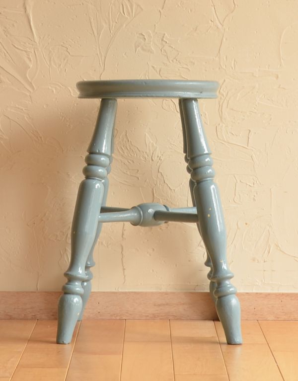 板座面 アンティーク チェア ペイントの可愛いアンティークスツール、パステルカラーがフレンチスタイルのアクセント。きちんとメンテナンスしてあるので、裏側もキレイです。(d-864-c)