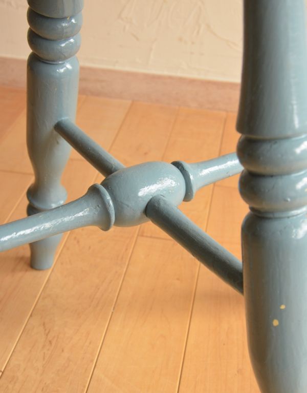 板座面 アンティーク チェア ペイントの可愛いアンティークスツール、パステルカラーがフレンチスタイルのアクセント。脚もしっかり組まれているのがわかります。(d-864-c)