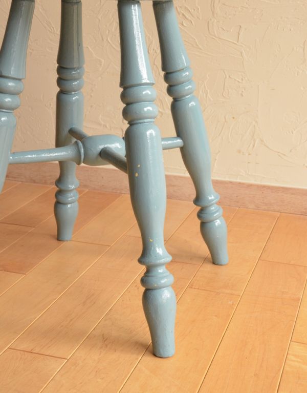 板座面 アンティーク チェア ペイントの可愛いアンティークスツール、パステルカラーがフレンチスタイルのアクセント。メンテナンスをしっかりしているので、男性の方でも安心してお掛けください。(d-864-c)