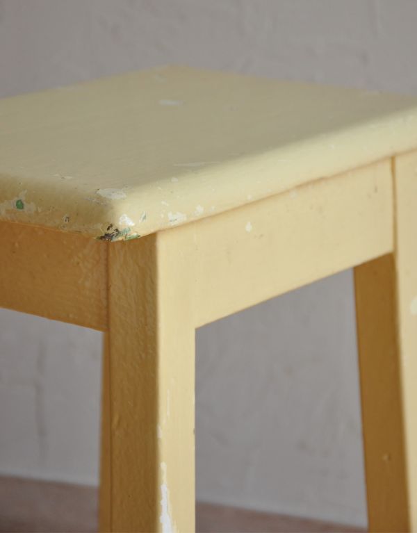 板座面 アンティーク チェア 爽やかなクリームイエローペイント、長方形の珍しい座面のアンティークスツール。角が丸いので、小さいお子様がいるご家庭でも安心です。(d-866-c)