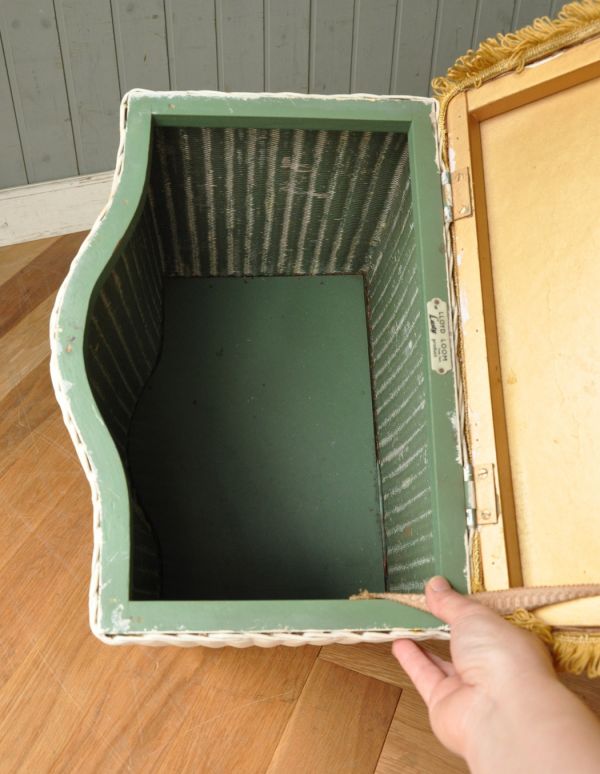 アンティーク｜ロイドルーム　アンティーク チェア　アンティークのロイドルームチェア、収納付きのスツール。中も修復してあるので、実用的になんでも入れて頂けます。(d-868-c)