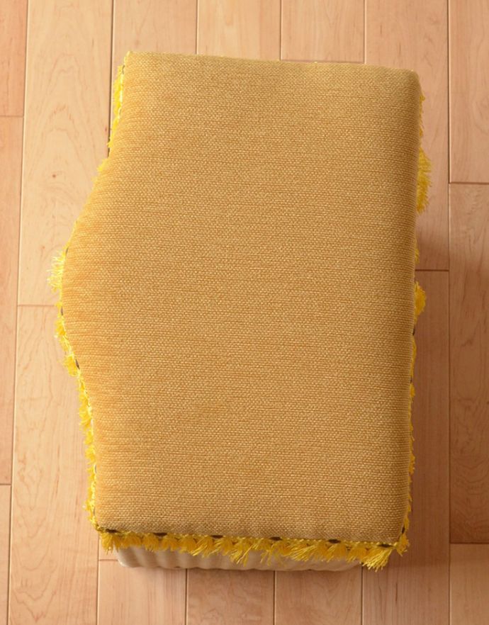 アンティーク｜ロイドルーム　アンティーク チェア　アンティークのロイドルームチェア、収納付きのスツール。新しく張り替えた生地は、お部屋を明るくしてくれるイエローカラーです。(d-868-c)