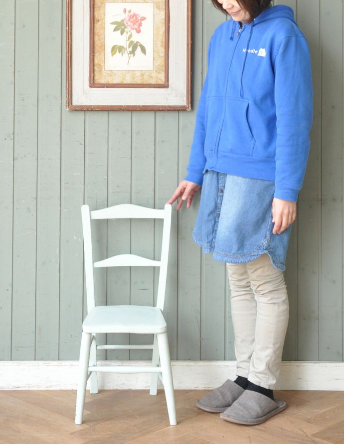 シンプルなデザインで取り入れやすいアンティークチャイルドチェア(d