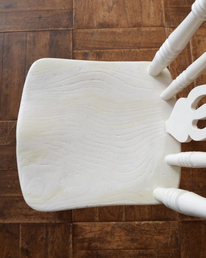 キッチンチェア アンティーク チェア ヨーロッパから届いたアンティークチェア、ペイントのキッチンチェア。角が丸く作られているので、小さいお子様がいるご家庭でも安心です。(d-886-c)