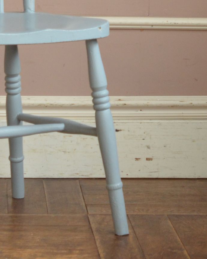 キッチンチェア　アンティーク チェア　海外らしい憧れの可愛いペイントチェア、アンティークのキッチンチェア。メンテナンスをしっかりしているので、安心してお掛けください。(d-897-c)