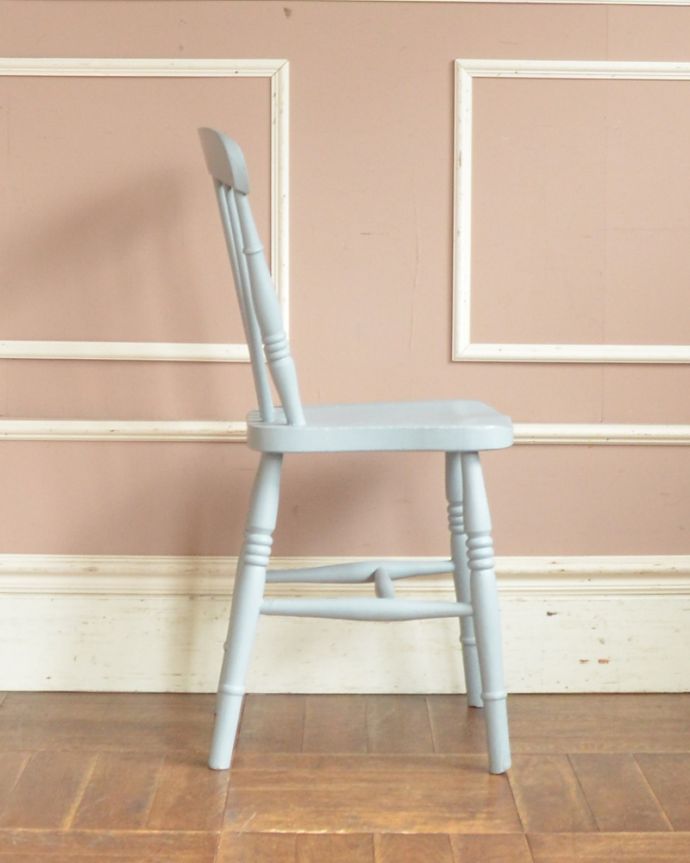 キッチンチェア　アンティーク チェア　海外らしい憧れの可愛いペイントチェア、アンティークのキッチンチェア。背もたれが背中を包み込むようにカーブしているので、ゆったりくつろげます。(d-897-c)