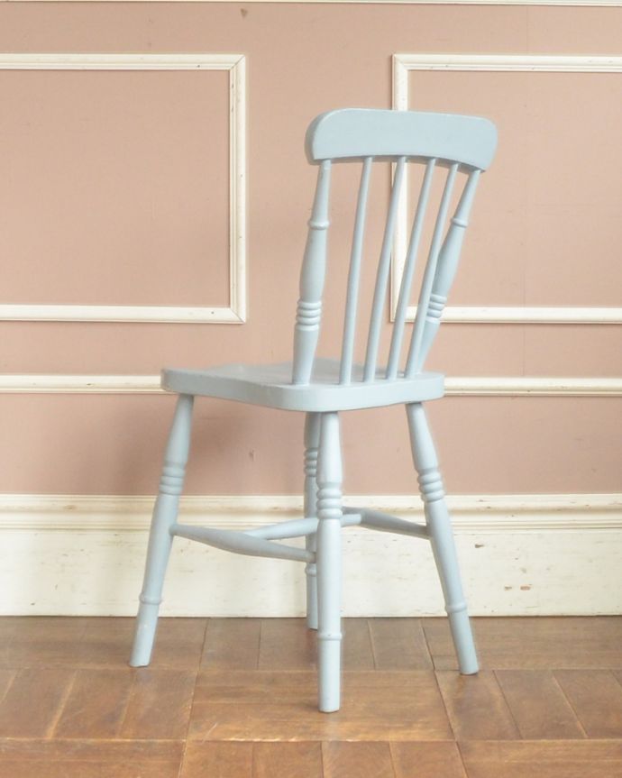 キッチンチェア　アンティーク チェア　海外らしい憧れの可愛いペイントチェア、アンティークのキッチンチェア。アンティークは新品ではないので、もちろん経年変化によるキズはありますが、専門の職人が目立たないようキレイにお直しをしているので、後姿までキレイです。(d-897-c)