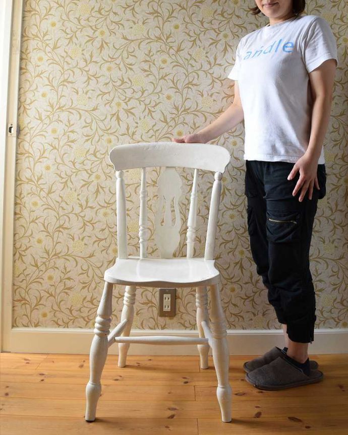 キッチンチェア　アンティーク チェア　ヨーロッパらしいペイントが可愛い、ホワイトのアンティークのキッチンチェア。ほっこりぬくもりある可愛いデザイン見た目が可愛いキッチンチェア。(d-901-c)